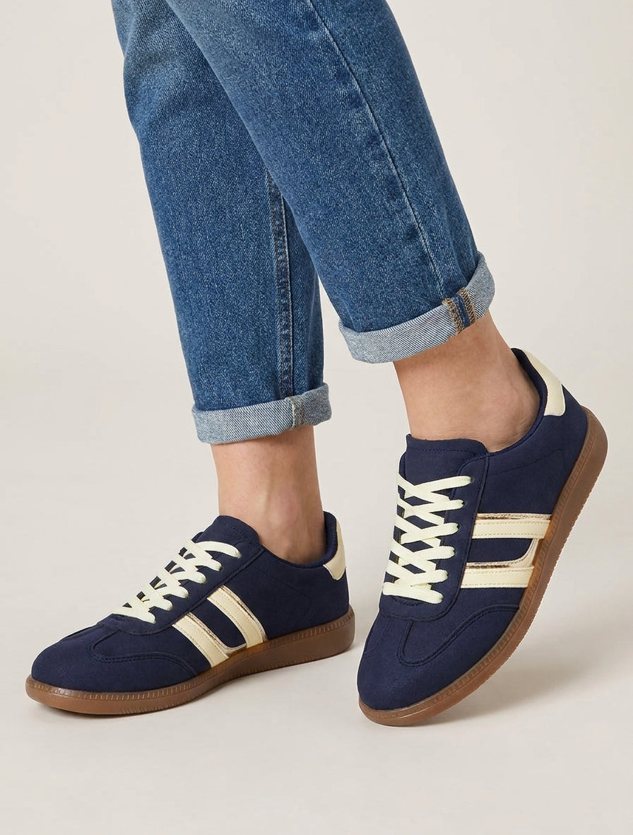Sneakers im Nubukleder-Effekt mit kontrastierenden Streifen - Marine