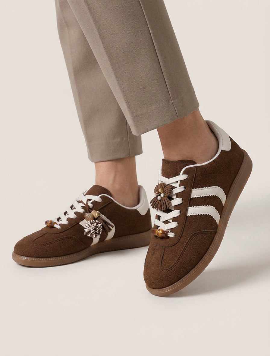 Wildleder-Sneaker mit Anhängern und Perlen - Braun