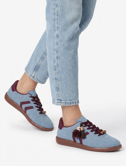 Wildleder-Sneaker mit Anhängern und Perlen - Hellblau