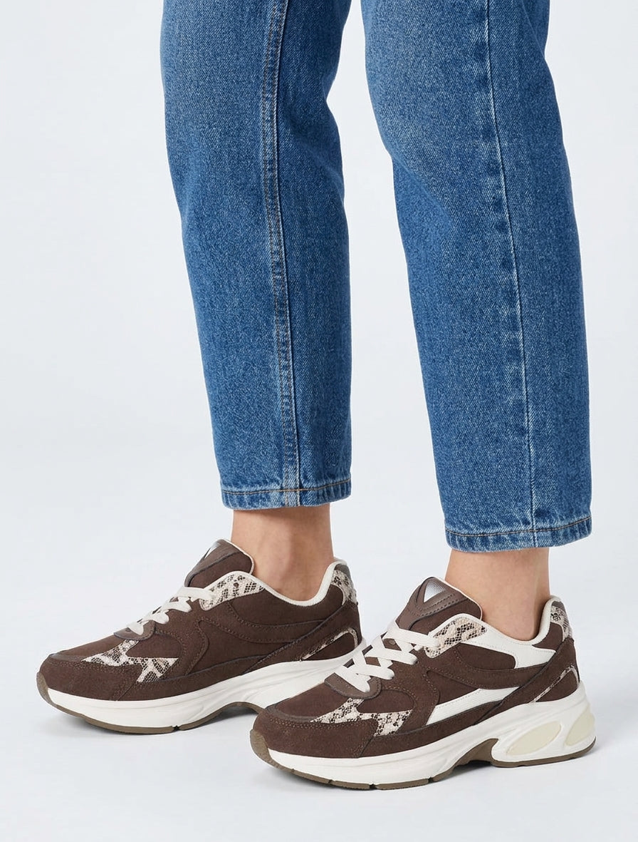 Wildleder-Sneaker mit Leoparden-Einsatz - Schokolade