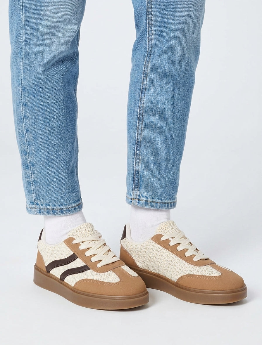 Häkelsneaker mit kontrastierenden Streifen - Kamel