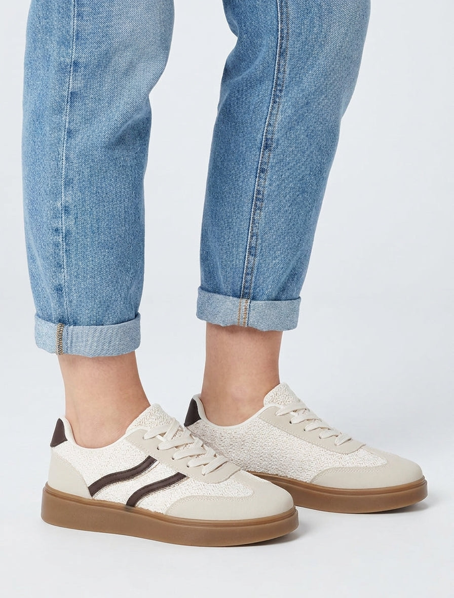 Häkel-Sneaker mit kontrastierenden Streifen - Beige