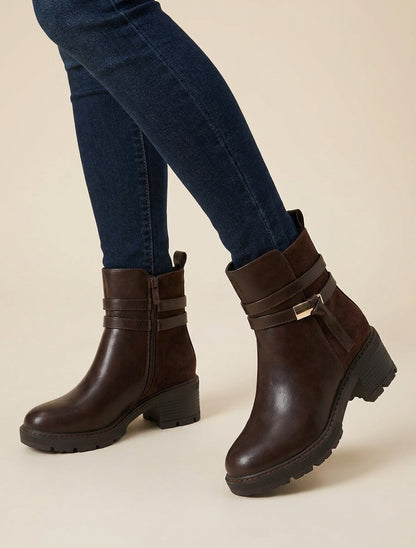 Stiefeletten aus Kunstleder und Wildlederimitat. - Braun