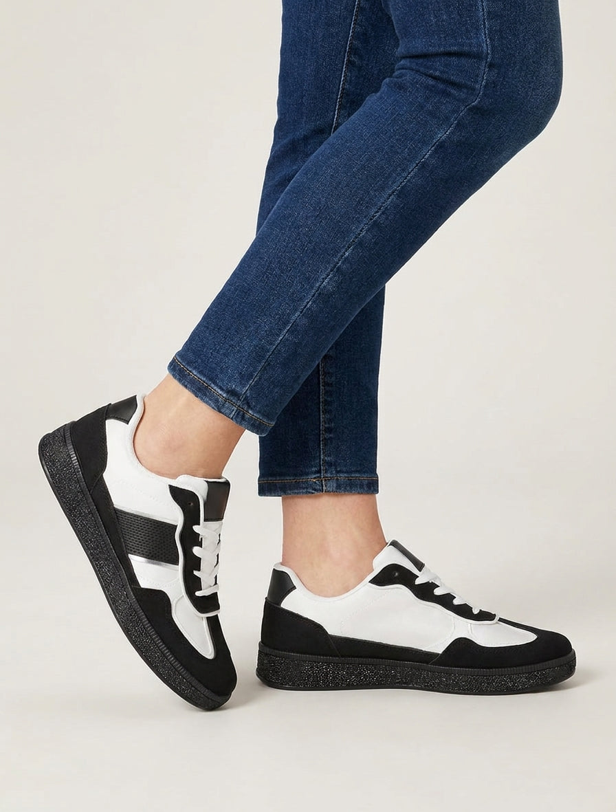 Sneakers aus Kunstleder mit kontrastierendem Ferseneinsatz. - Schwarz