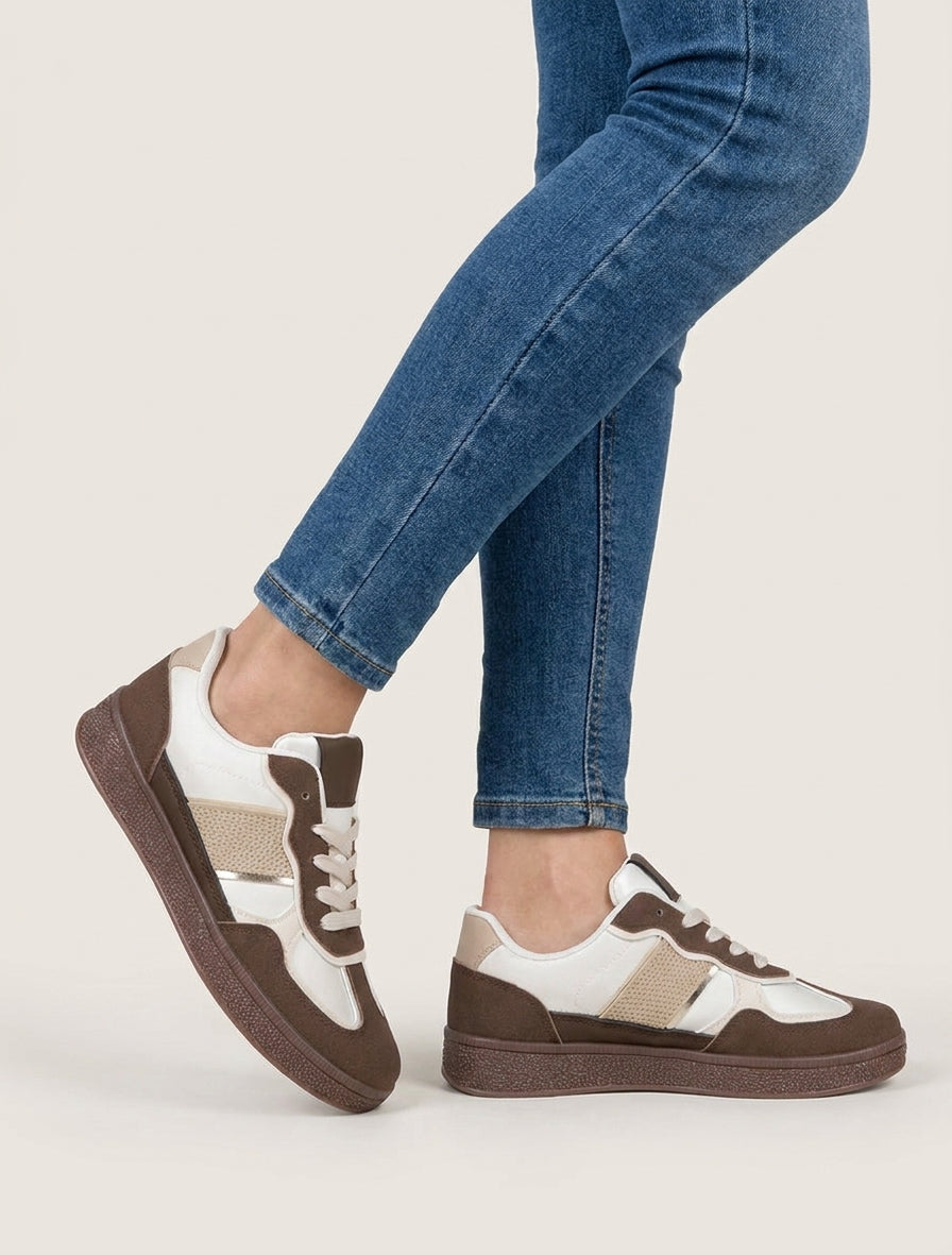 Sneakers aus Kunstleder mit kontrastierendem Ferseneinsatz. - Braun