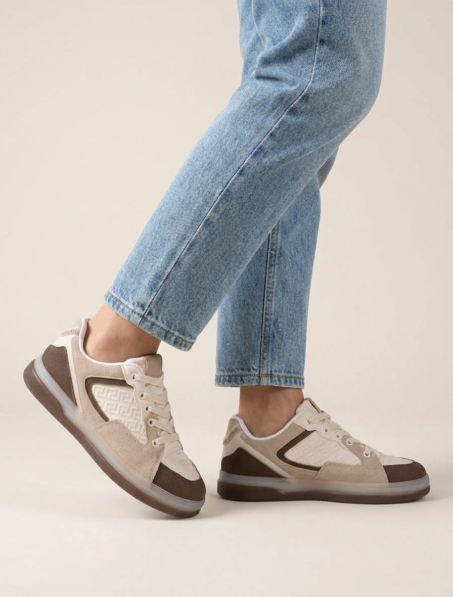 Wildleder- und Kunstleder-Sneaker mit griechischem Reliefmuster - Braun