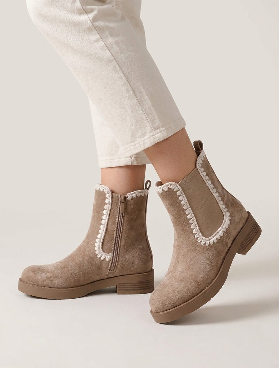 Elastische Wildlederstiefeletten mit Stickereien - Maulwurf