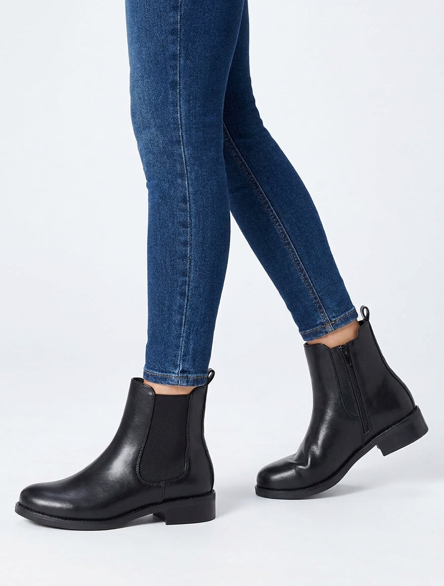 Kunstleder-Stiefeletten mit elastischem Knöchel. - Schwarz