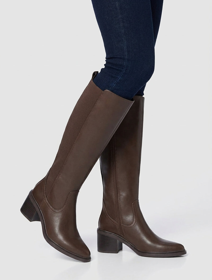 Elastische Stiefel aus Kunstleder mit spitzen Zehen - Braun