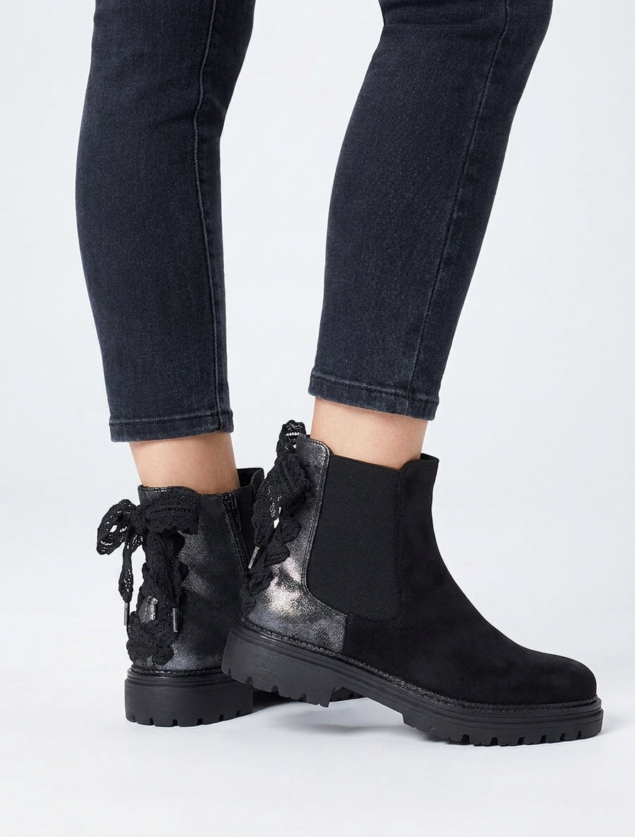 Stiefeletten mit schillerndem Fersenstück und Schnürdetail aus Häkelarbeit - Schwarz