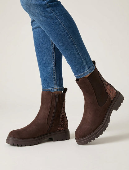 Stiefeletten aus Wildlederimitat mit glitzerndem Fersenbesatz - Schokolade