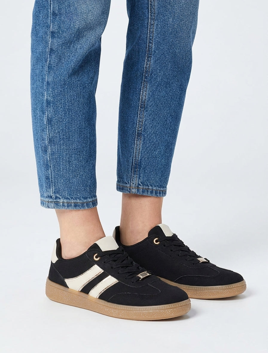 Sneaker aus Wildlederimitat mit kontrastierenden Streifen - Schwarz