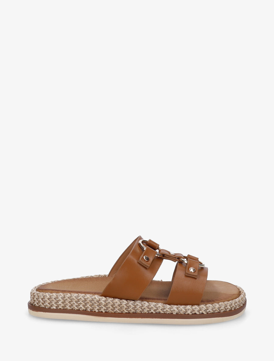 Claquettes plates en simili à boucles décoratives - Camel - 1