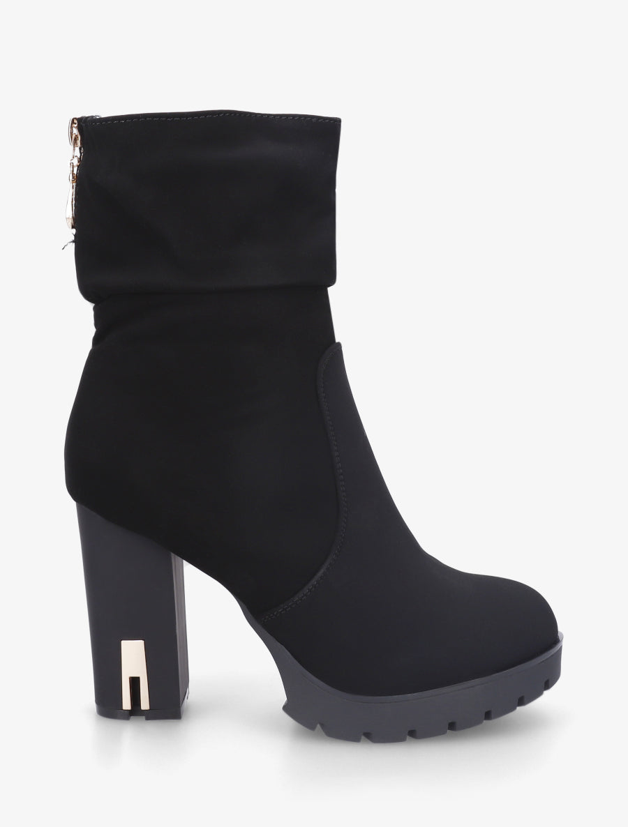 Stiefeletten mit Absatz aus Wildleder. - Schwarz