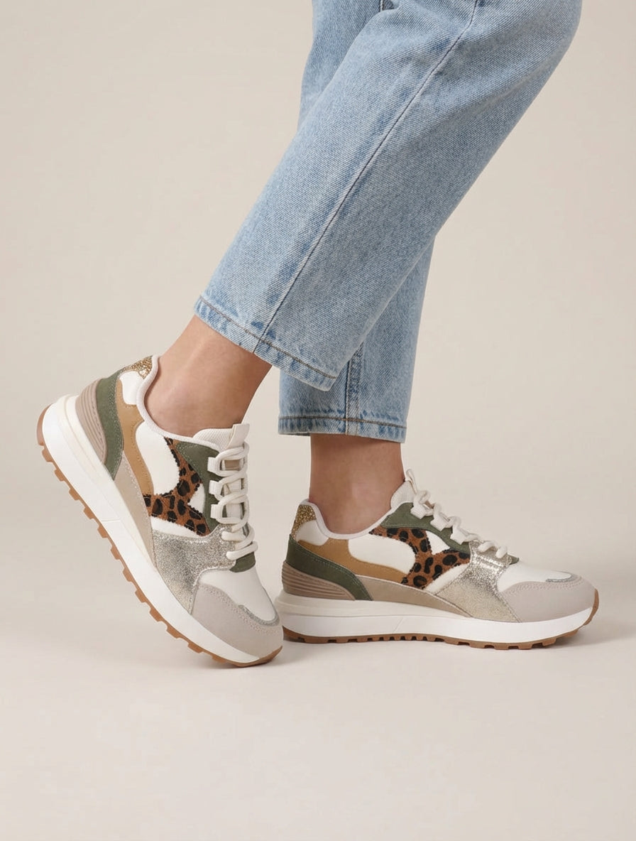 Sneakers mit fantasievollen Einsätzen - Beige