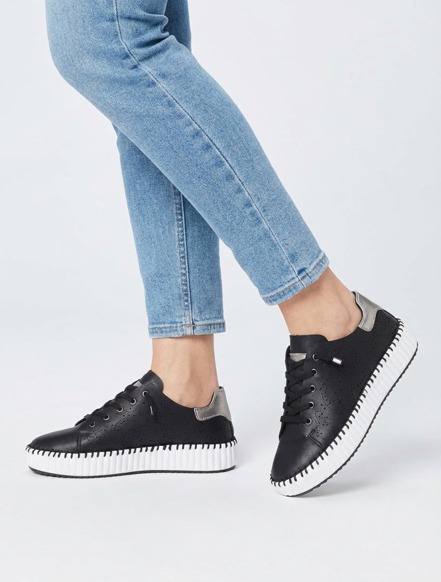 Sneaker mit durchbrochenen Mustern - Schwarz