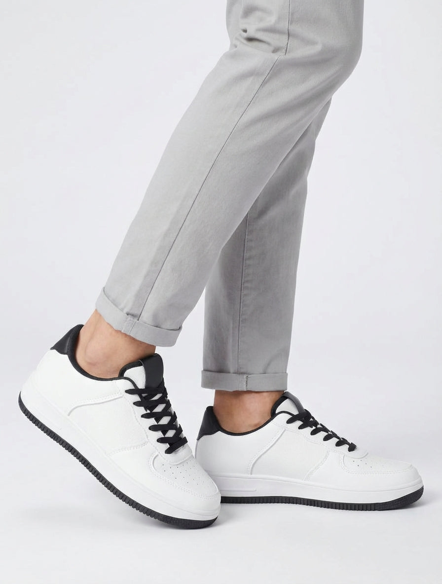 Sneakers mit kontrastierendem Fersenbereich - Schwarz