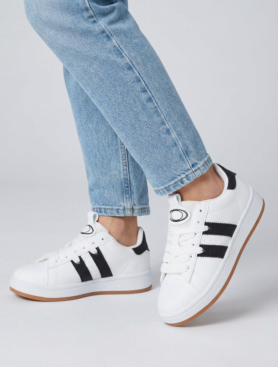 Sneakers mit kontrastierenden Streifen - Weiß