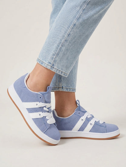 Sneakers mit kontrastierenden Streifen - Blau