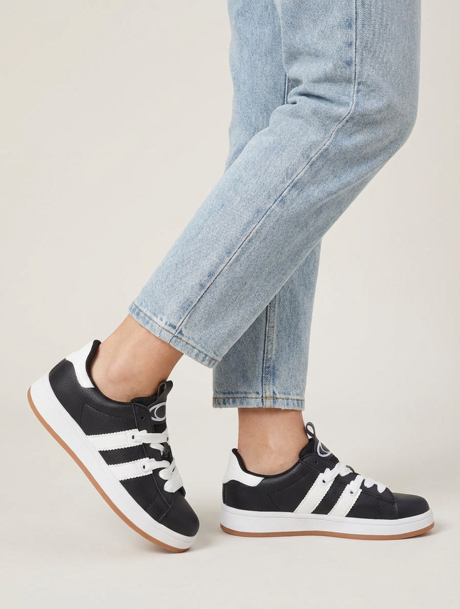 Sneakers mit kontrastierenden Streifen - Schwarz