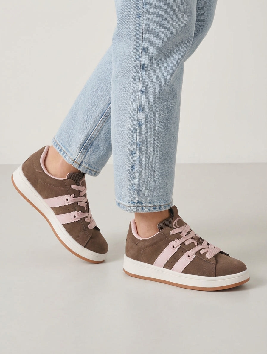 Sneakers mit kontrastierenden Streifen - Braun