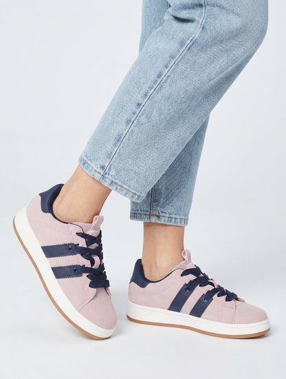 Sneakers mit kontrastierenden Streifen - Altrosa