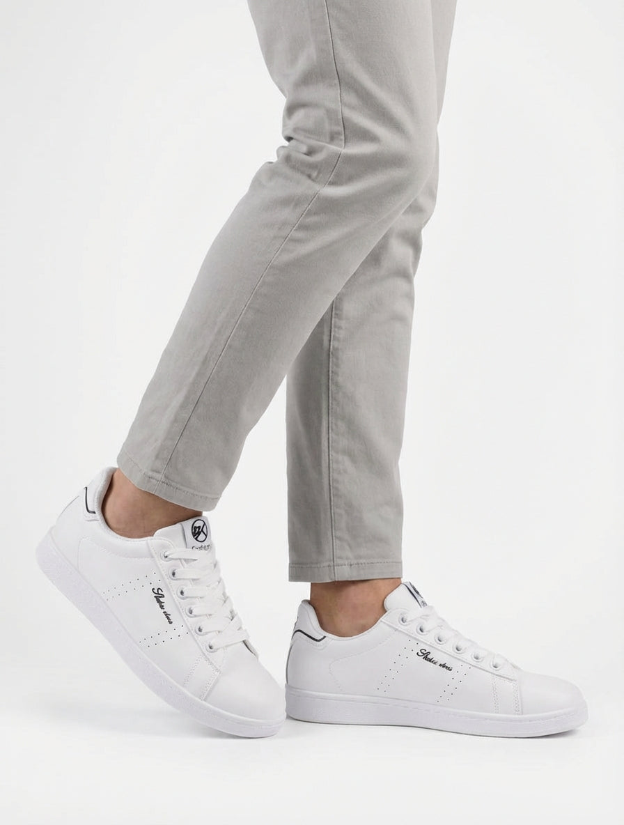 Sneaker aus Kunstleder mit gesticktem Schriftzug - Weiß