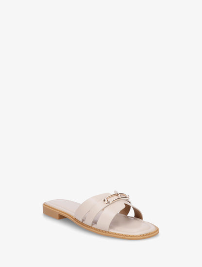 Claquettes en simili à empiècement métal - Beige - 2