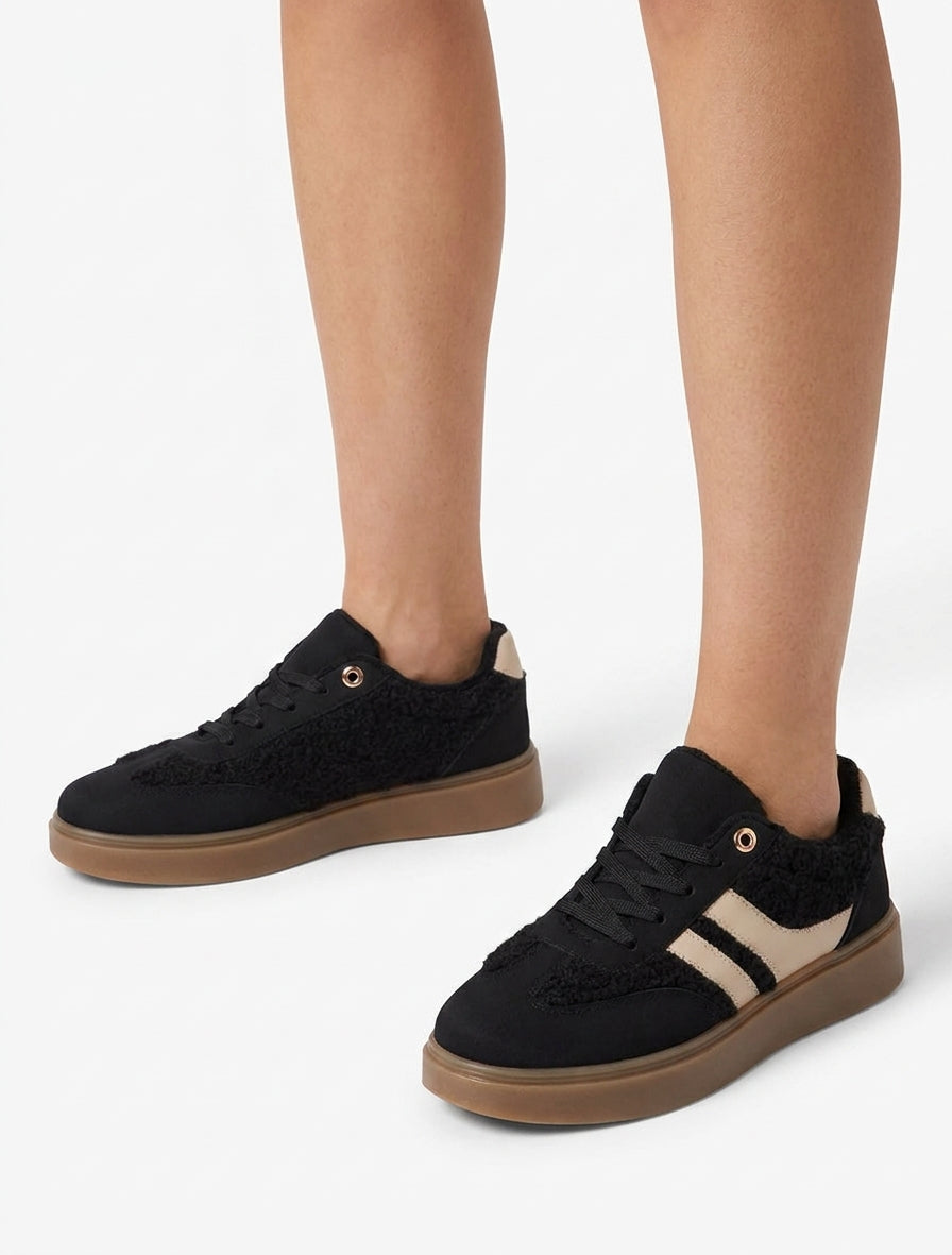 Niedrige Sneakers mit Besatz in Bouclé-Wolloptik - Schwarz