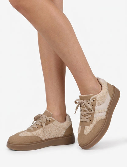 Niedrige Sneakers mit Besatz in Bouclé-Wolloptik - Maulwurf