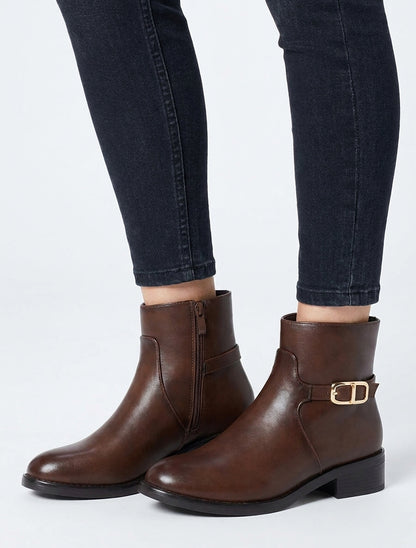 Stiefeletten aus Kunstleder mit Metallschnalle - Braun