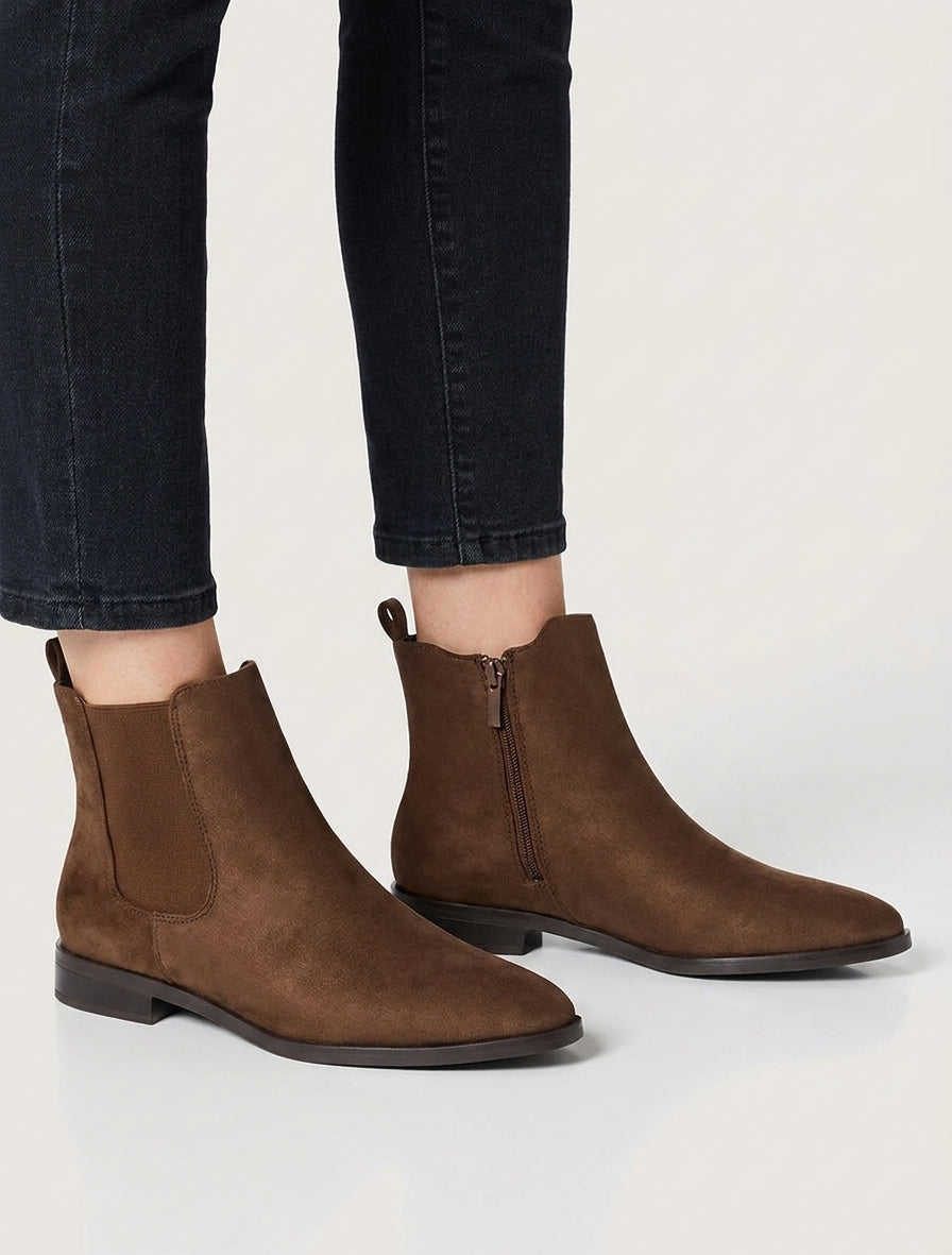 Spitz zulaufende Stiefeletten aus Velours. - Schokolade