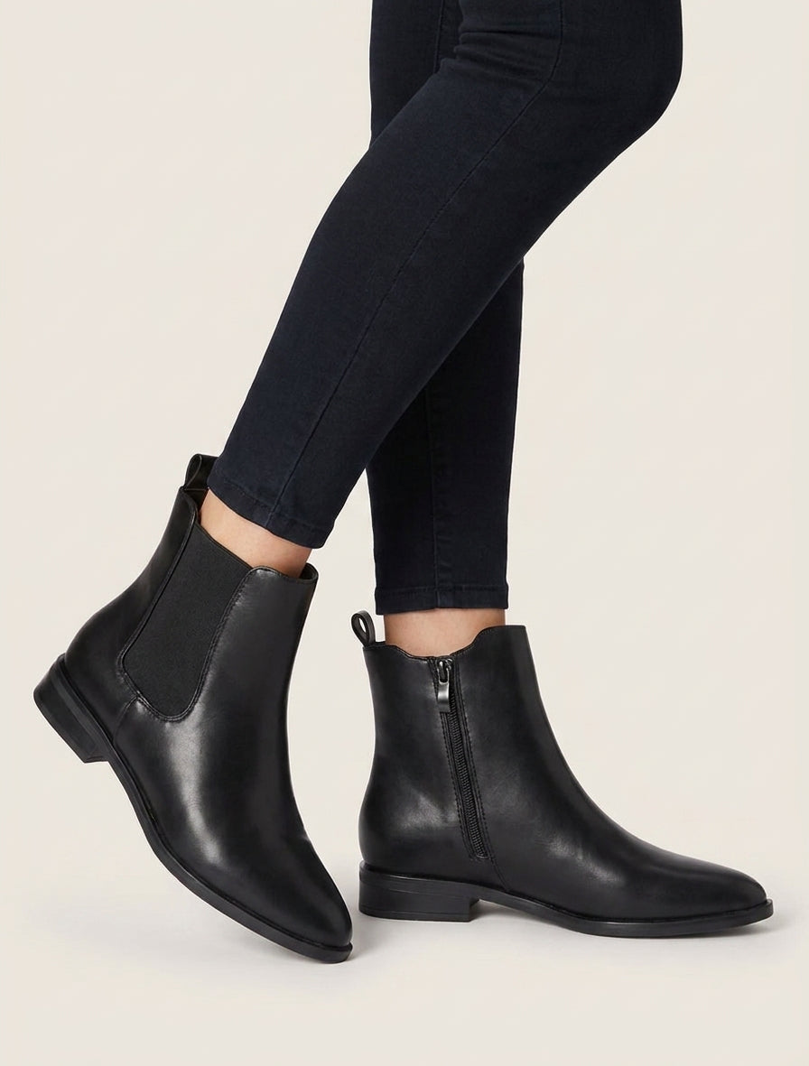 Stiefeletten aus Kunstleder mit spitzen Zehen - Schwarz