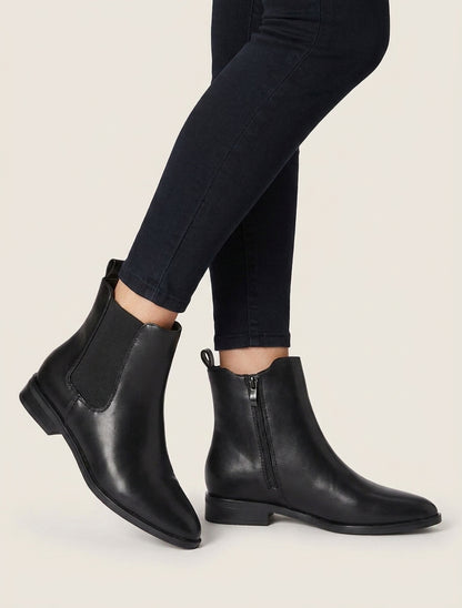 Stiefeletten aus Kunstleder mit spitzen Zehen - Schwarz