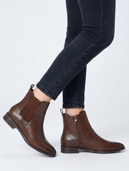 Stiefeletten aus Kunstleder mit spitzen Zehen - Schokolade
