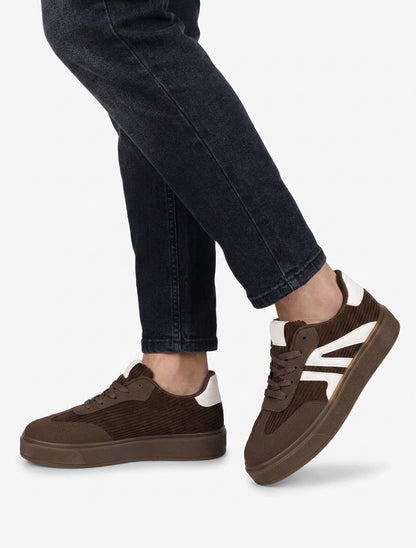 Sneaker mit Stoffeinsatz und kontrastierenden Streifen - Braun