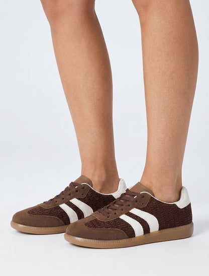 Sneaker aus Mesh mit kontrastierenden Streifen - Braun