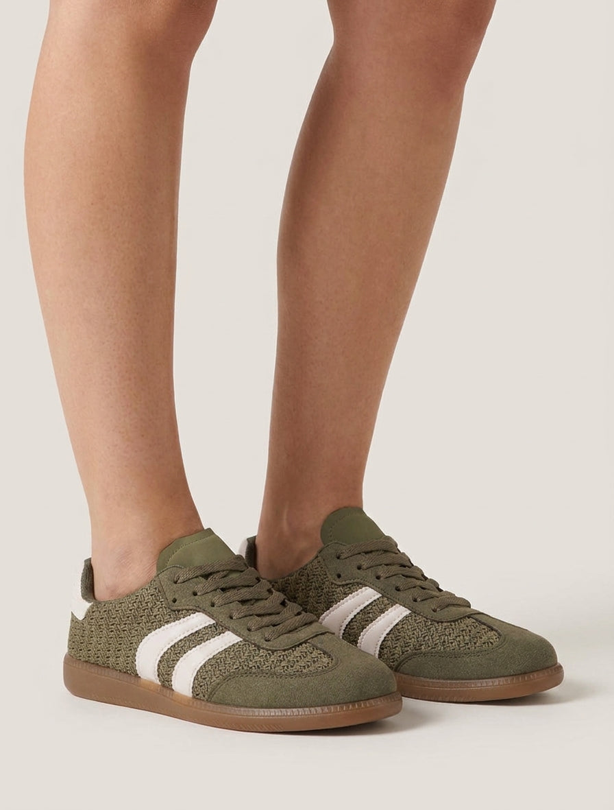 Sneaker aus Mesh mit kontrastierenden Streifen - Kaki