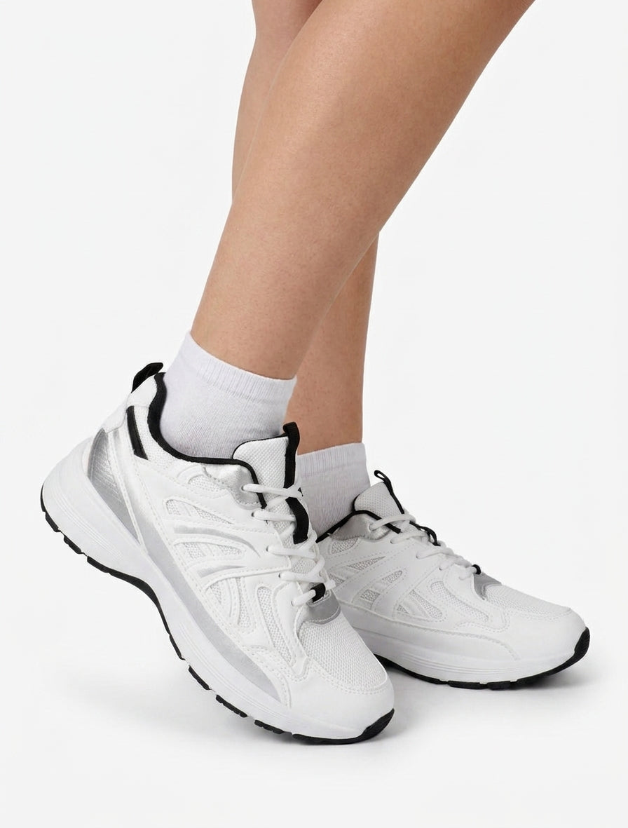 Klassische stylisierte Turnschuhe - Weiß