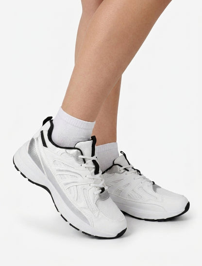 Klassische stylisierte Turnschuhe - Weiß