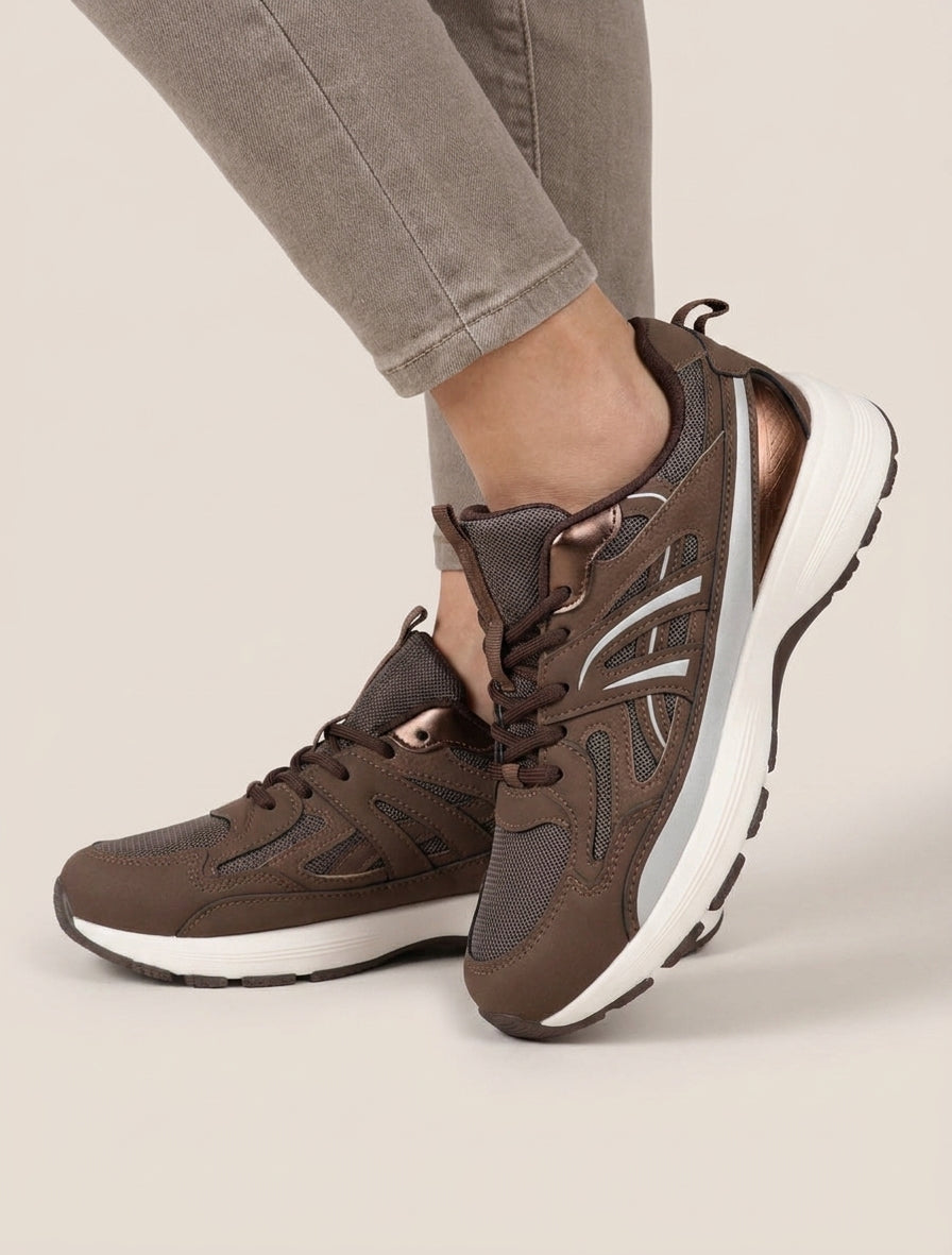 Klassische stylisierte Turnschuhe - Braun