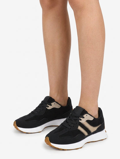 Zweifarbige und zweimaterialige Turnschuhe - Schwarz