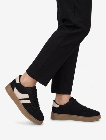Sneaker aus Wildlederimitat mit Kunstlederstreifen - Schwarz