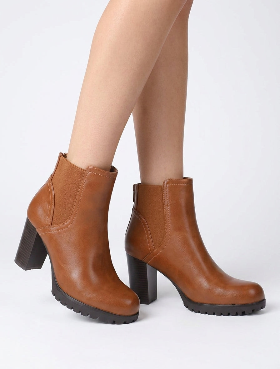 Stiefeletten mit hohem Absatz und profilierter Sohle aus Kunstleder. - Kamel