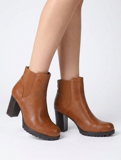 Stiefeletten mit hohem Absatz und profilierter Sohle aus Kunstleder. - Kamel