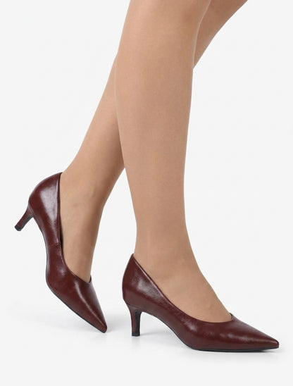 Stilettos mit spitzen Zehen und Pfennigabsätzen. - Weinrot