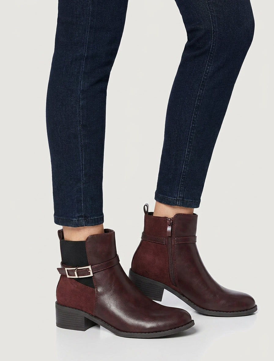 Elastische Stiefeletten aus zweifarbigem Material mit Metallschnalle - Weinrot