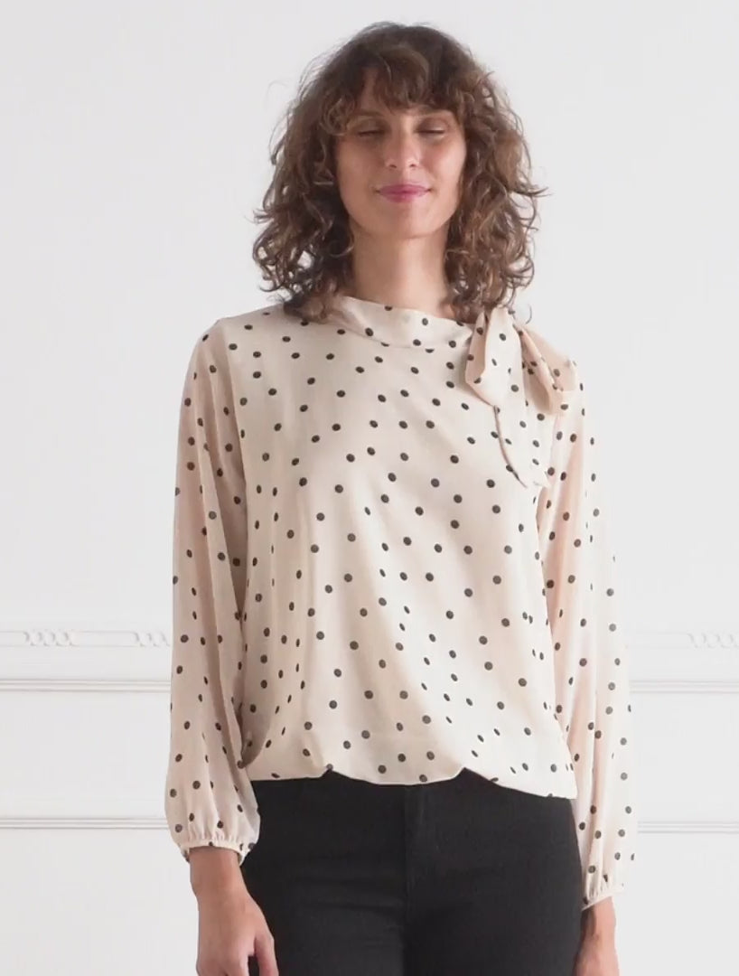 Gepunktetes Oberteil mit Lavallière-Kragen - Beige